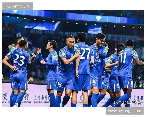 中超激战青岛队迎战上海队双方争夺积分与荣誉的巅峰对决