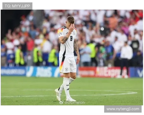 克罗斯：从足球天才到战术大师的华丽转身与职业生涯的精彩瞬间